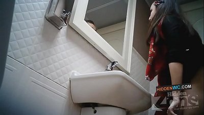 Rejtett kamerás felvételek a női mosdóban (1)