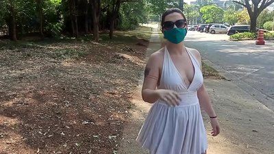Nyilvános meztelenkedés: egy orosz lány Rio de Janeiro utcáin próbál levetkőzni. Majdnem letartóztatták.
