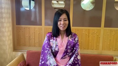 A 41 éves japán feleség megcsalja férjét, a fiúk pedig pénzért szexelnek. Ázsiai ribanc szereti a szex fekete szőrös punci, tetoválás és szopás. maszturbálás álló kutyus IFOM OSAKAPORN