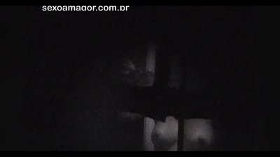 Szőke lányt titokban videóra vette a környékbeli kukkoló, aki üreges téglák mögé rejtőzött