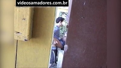 Kukkoló filmezi a fiatal pár dugását, amíg nem fedezi fel a videofelvételt
